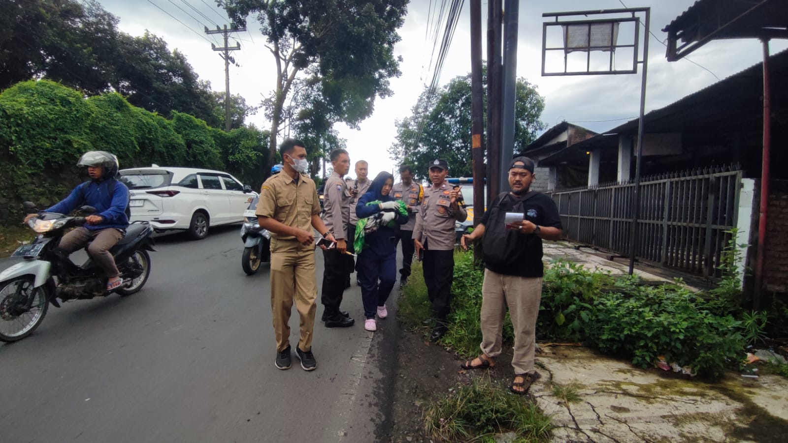 Bayi laki-laki  yang  dibuang di depan ruko kosong, Jalan Raya Ungaran-Gunungpati dibawa ke Puskesmas Gunungpati Semarang.