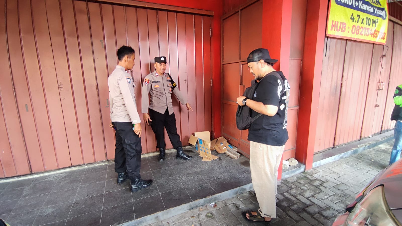Bayi laki-laki yang diperkirakan berumur 1 hari dibuang di depan ruko kosong, depan bakso Pak Bagong Karanggeneng Jalan Raya Ungaran-Gunungpati, Karanggeneng RT 03 RW 01 Sumurrejo, Gunungpati