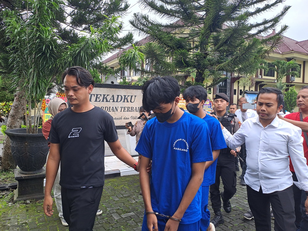 Dua dari empat pelaku tawuran di Jalan Pendem, Desa Seloboro, Kecamatan Salam, Kabupaten Magelang saat digelandang petugas Polresta Magelang, Senin (20/1/2025). Keduanya berinisial EK dan RA.