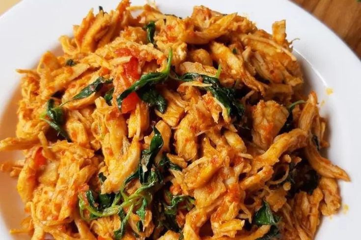 Masakan simpel dan nikmat: Ayam suwir pedas daun kemangi