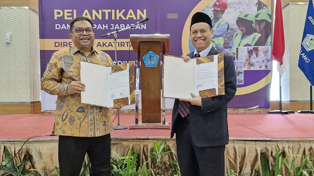 Ketua Yayasan Pendidikan Tirta Dharma PAMSI Muslih Abdurrahman (kiri) dan Direktur Akatirta Rohmad Hadiwijoyo menunjukkan perjanjian kinerja direktur usai dilantik di Ballroom Hotel Atria Magelang