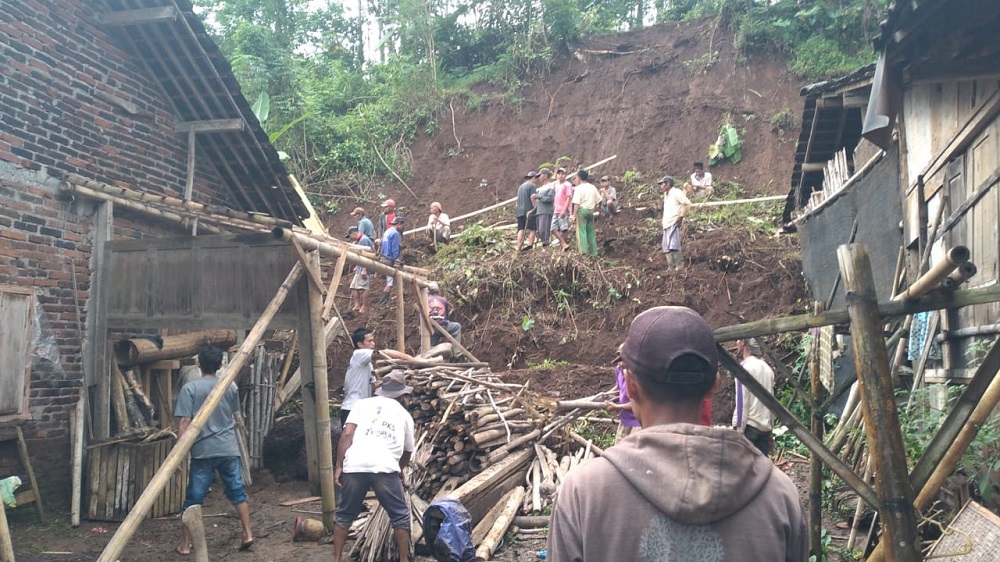 Longsor yang terjadi di Desa Candisari, Kecamatan Windusari, Kabupaten Magelang menyebabkan satu keluarga terpaksa mengungsi dari bahaya longsor susulan.