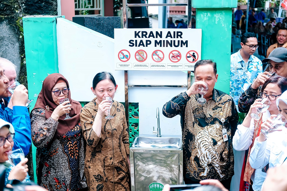 Wali Kota Magelang dr Muchamad Nur Aziz mencoba minum air langsung dari keran.
