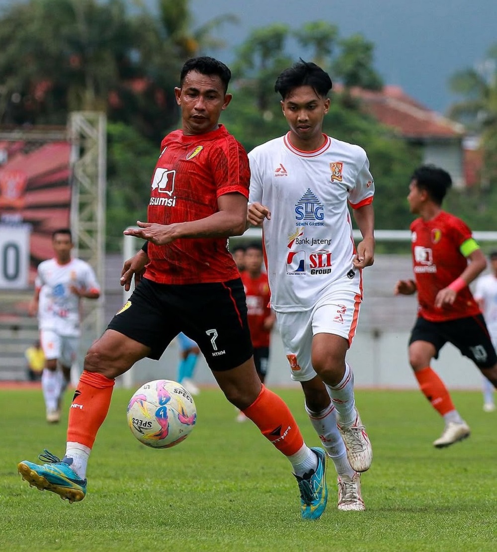 Laga lanjutan Liga 4 Jateng antara PPSM Sakti melawan PSIR Rembang di Stadion Moch. Soebroto Kota Magelang, Rabu (22/1/2024).