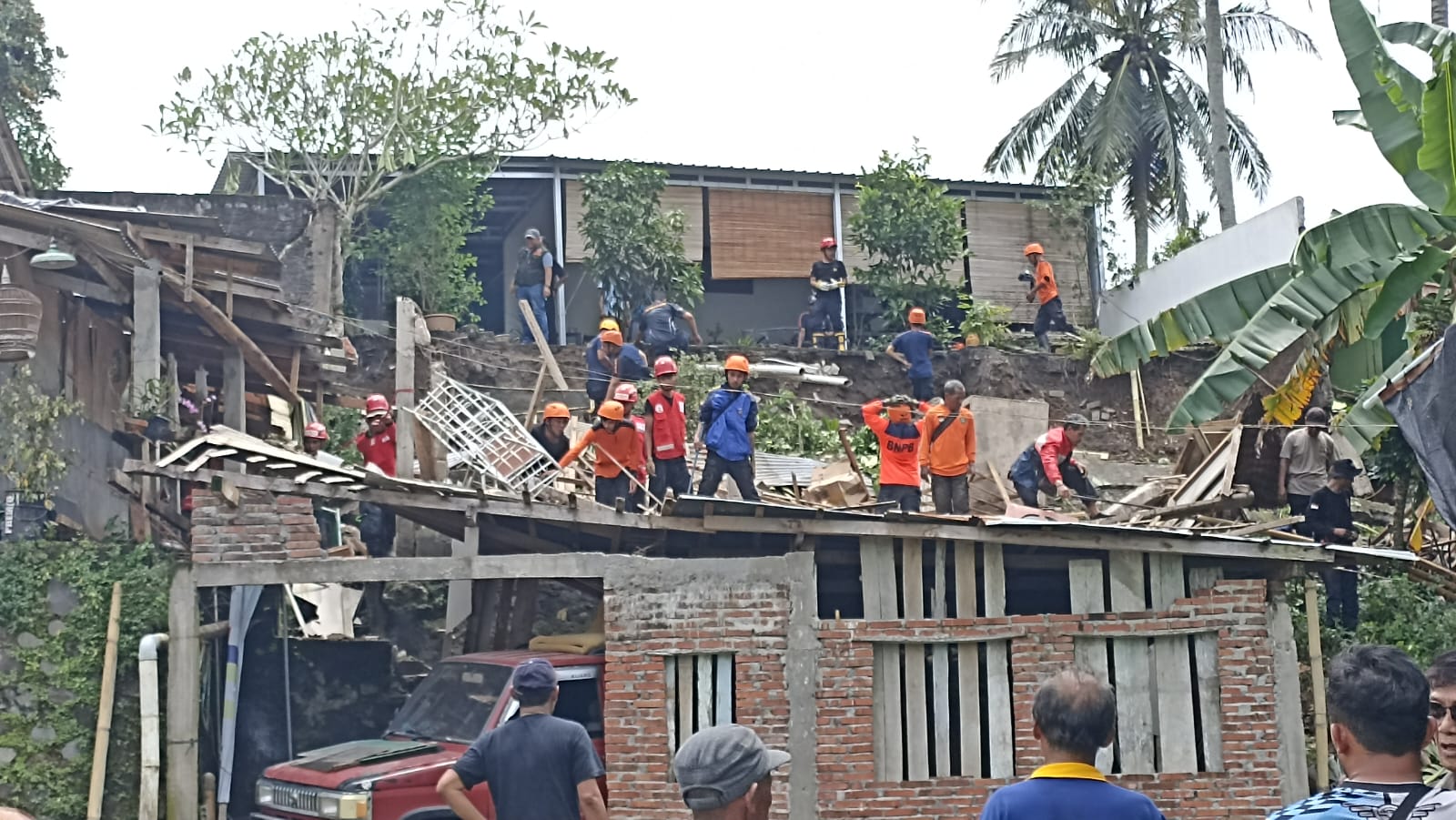 Talut longsor menimpa rumah Kiai Saiful Karim di Jalan Buton, Kedungsari, Magelang Utara.