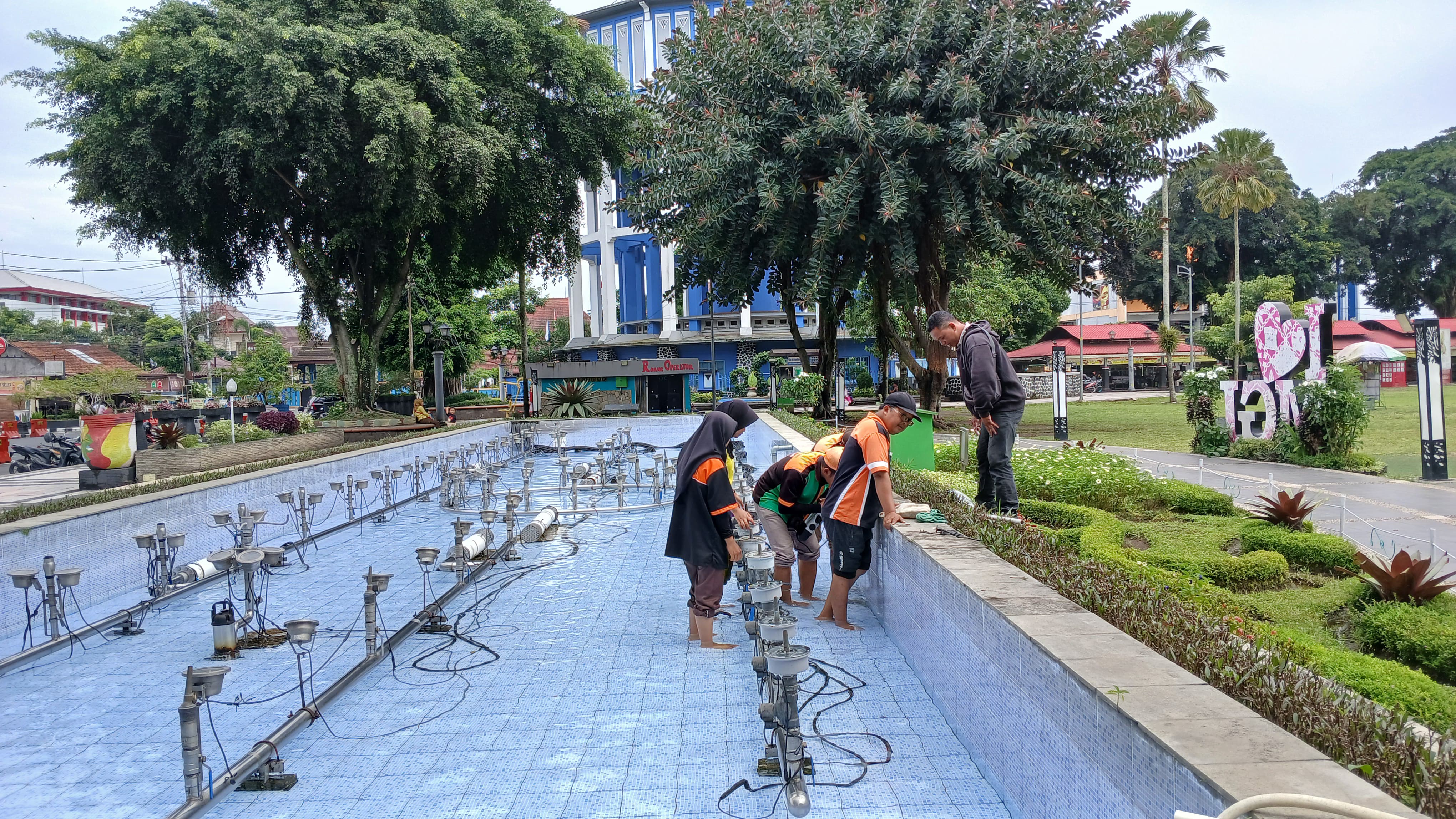 Pembenahan dan pembersihan air mancur menari (22/1)