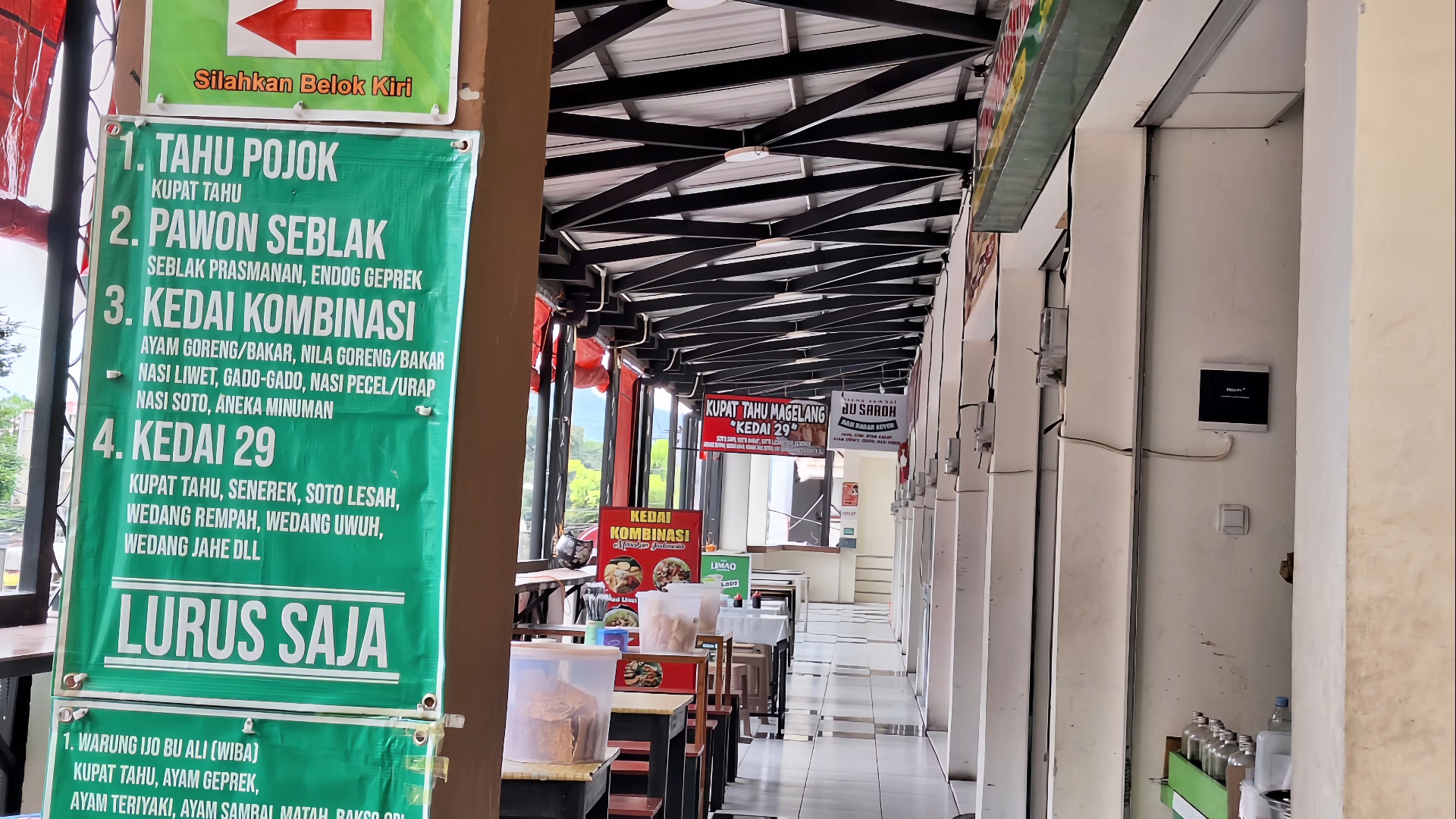 Kios kuliner di lantai 2 Selter Ngesengan Kota Magelang sepi pengunjung.