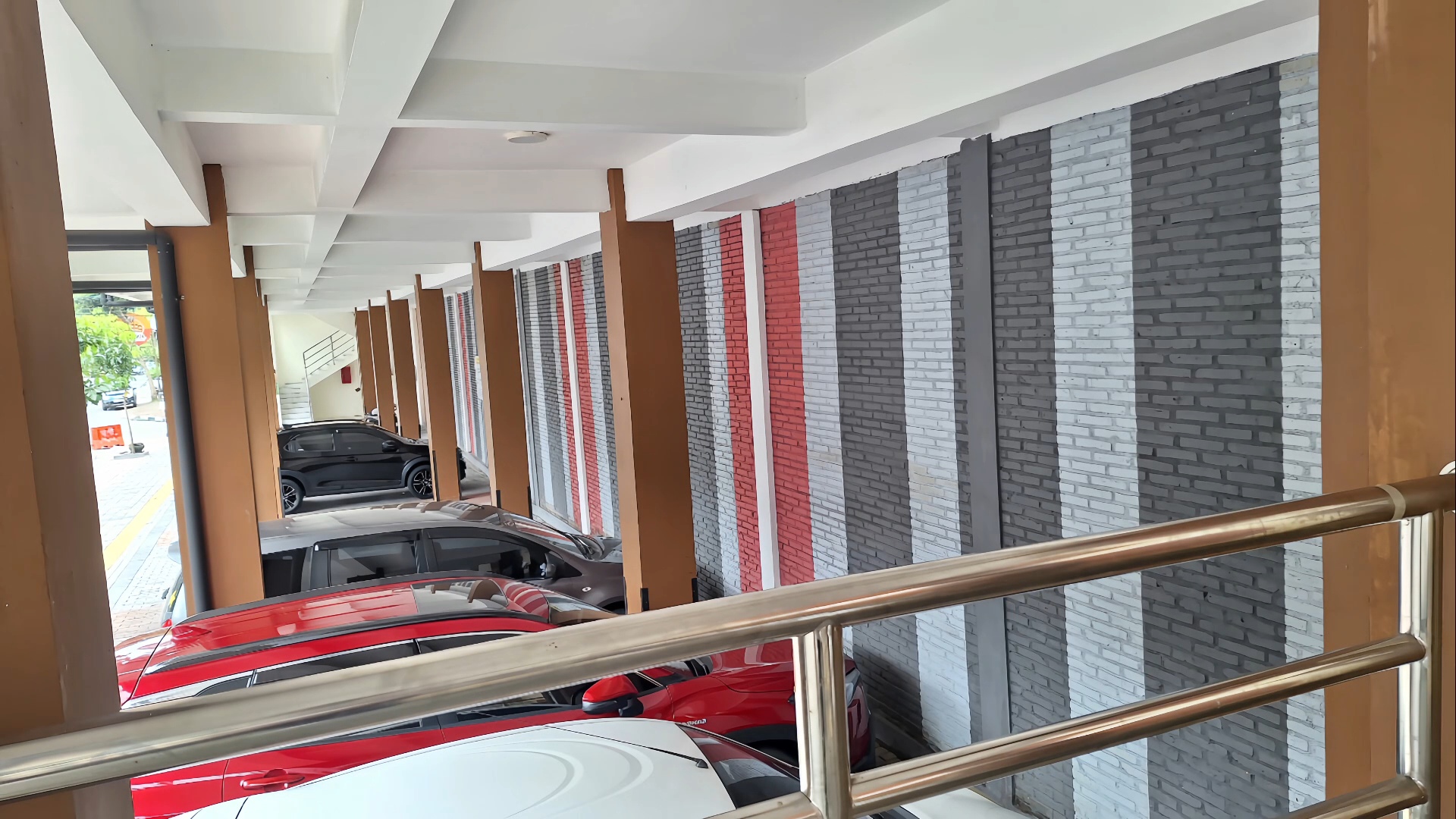Parkiran lantai bawah Selter Ngesengan Kota Magelang justru dipenuhi mobil pengunjung mal dan pertokoan di depannya.