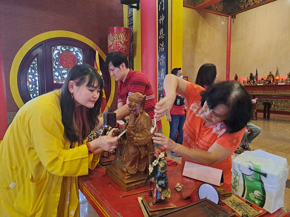 Sepekan sebelum Imlek, Umat Tionghoa Kota Magelang menggelar ritual Kimsin, yakni membersihkan atau menyucikan rupang (patung) dewa dan dewi Kelenteng Liong Hok Bio, Kamis (23/1/2025)