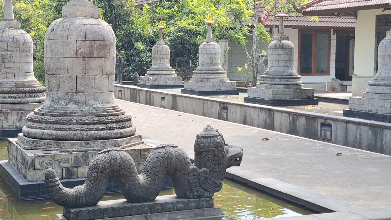 Area Candi Mendut yang biasa dipakai untuk ibadah umat Budha