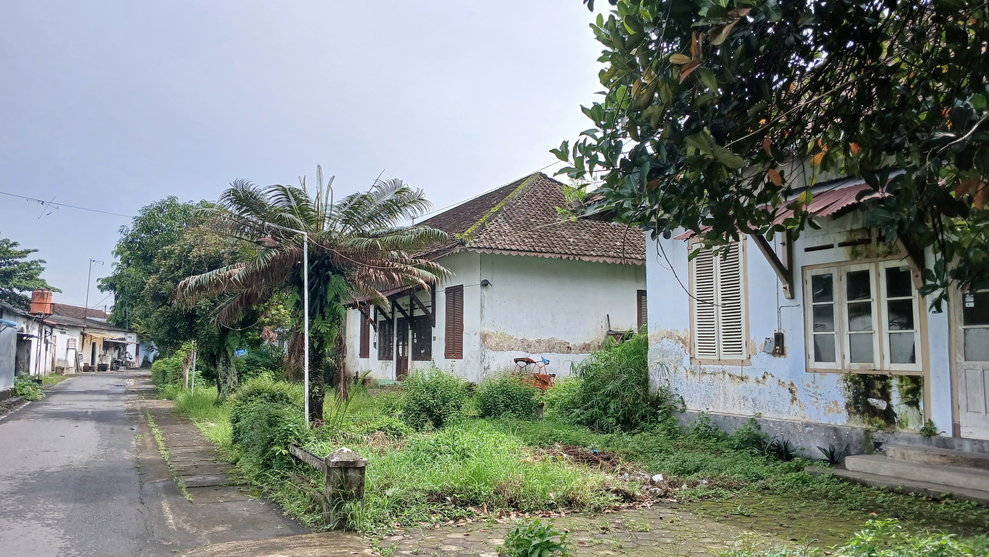 Deretan rumah belakang kantor penyewaan tanah sekitar stasiun, yang dulunya tempat tinggal masinis
