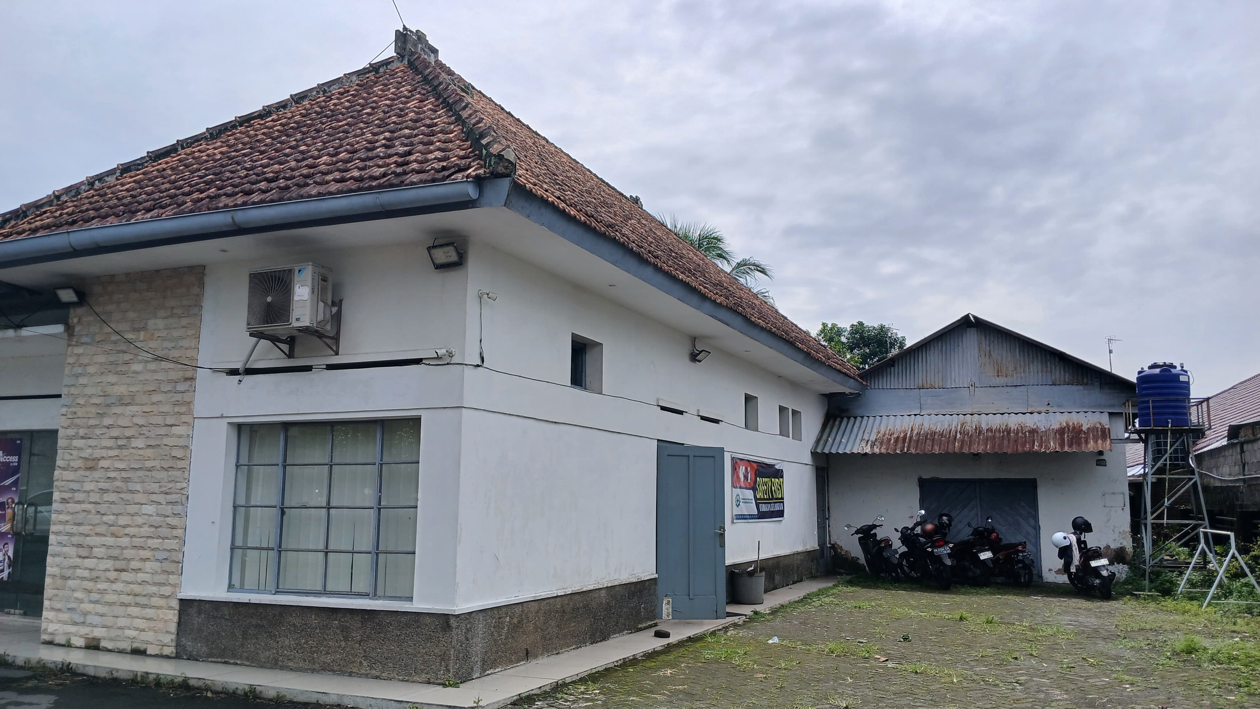 Kondisi bangunan kantor tempat penyewaan tanah sekitar stasiun