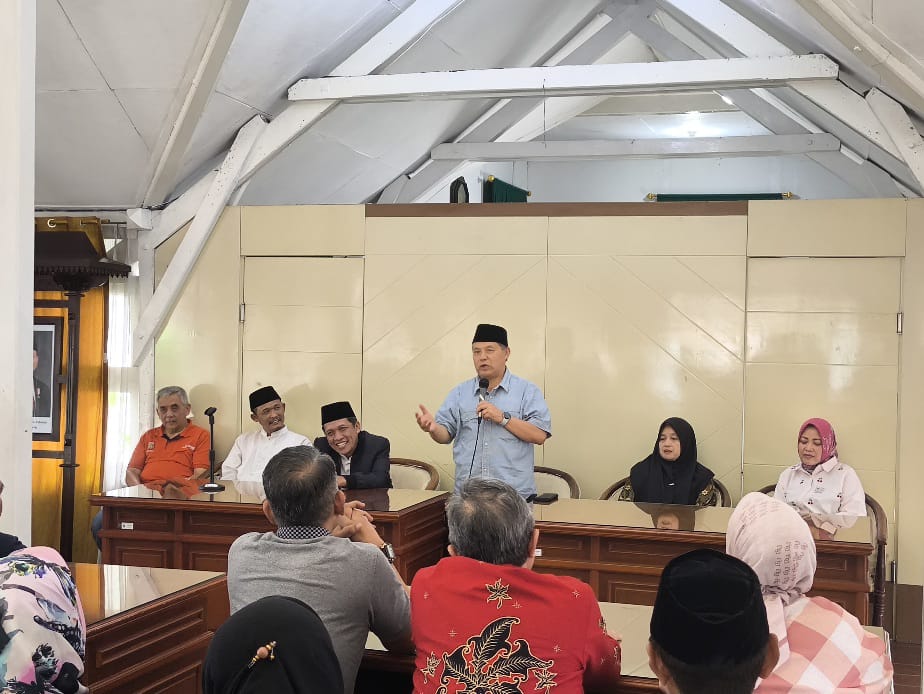 Wakil Bupati Muhammad Albar di hadapan sejumlah pejabat yang mengantar kepindahan dari pendopo wakil bupati ke kediaman pribadi di Desa Tieng, Kejajar, Jumat (24/1/2025).