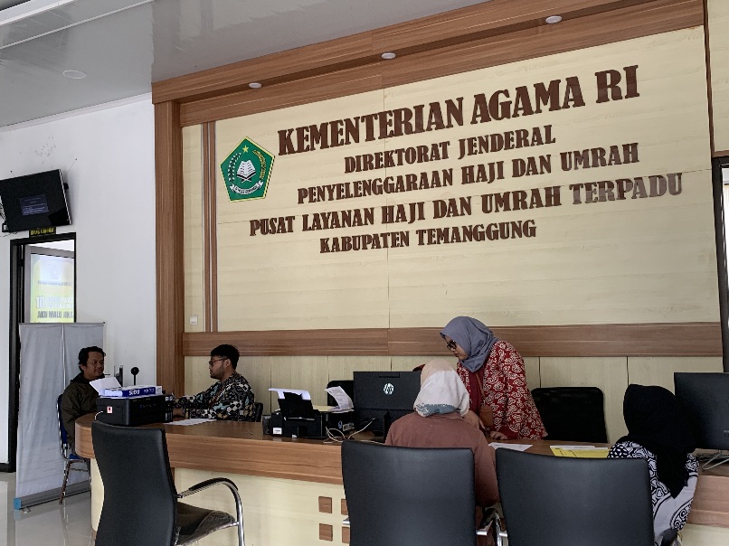 Petugas Layanan Haji dan Umrah Kemenag Temanggung saat melayani calon jamaah haji yang sedang konsultasi.