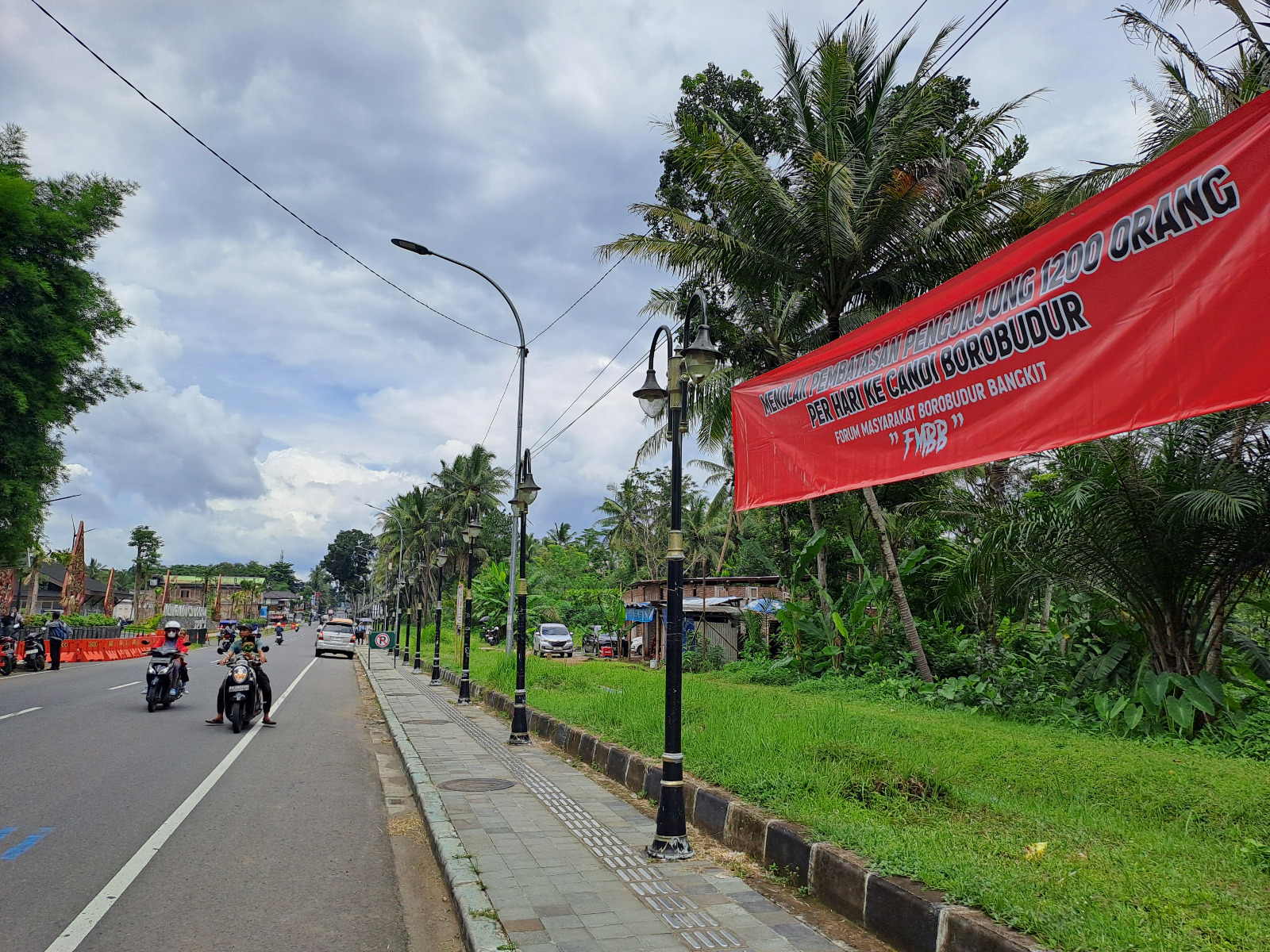 Spanduk bertuliskan menolak pembatasan pengunjung 1.200 orang per hari ke Candi Borobudur terpasang di kawasan Candi Borobudur.