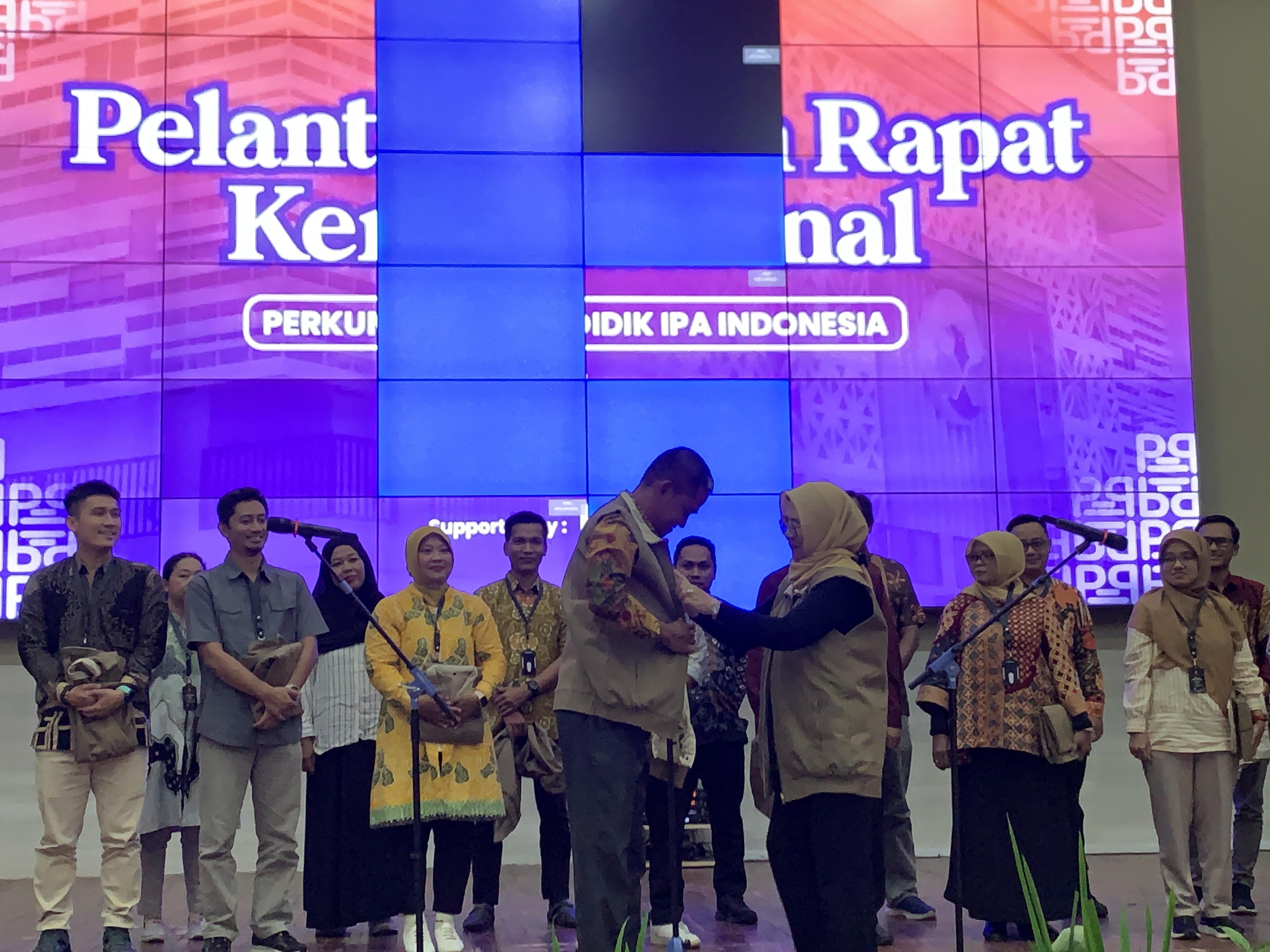 Prosesi pelantikan pengurus Perkumpulan Pendidik IPA Indonesia di Gedung Gedung Dr.H.R. Suparsono Universitas Tidar, Sabtu (25/1/2025).