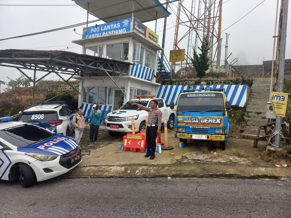 Satlantas Polres Wonosobo menyiagakan mobil derek, alat ganjal ban, water barrier, dan traffic cone di jalur menuju objek wisata yang rawan kemacetan.  &nbsp;