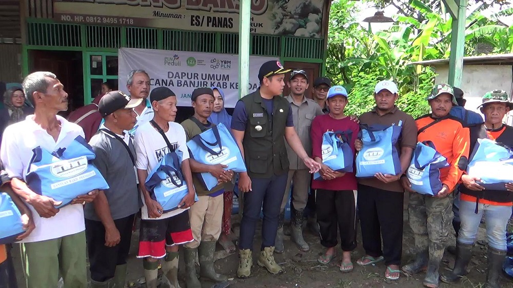 Bupati Kendal Dico M Ganinduto mengunjungi sejumlah lokasi terdampak banjir di Kecamatan Patebon.