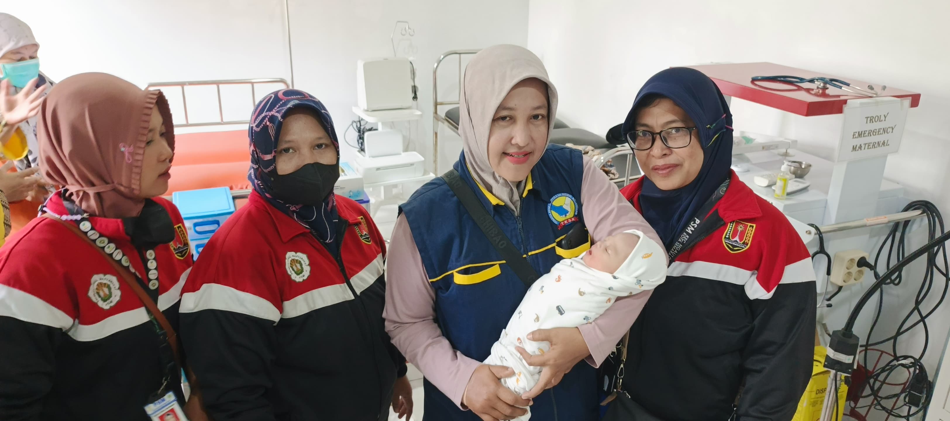 Petugas Puskesmas Ngaliyan menggendong bayi perempuan yang dibuang di keranda jenazah di Makam Sedobyang, Kelurahan Gondoriyo, Kecamatan Ngaliyan, Kota Semarang, Senin (27/1/2025).