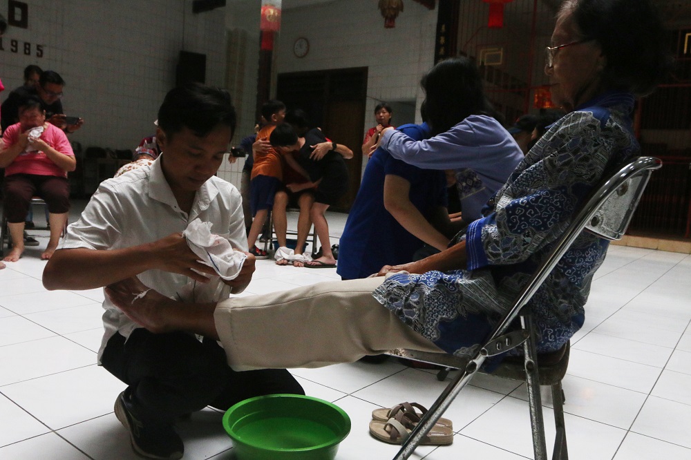 Sejumlah anak dan istri mengikuti basuh kaki untuk orang tua dan suami di Gedung Rasa Dharma, Jalan Gang Pinggir, Pecinan Semarang, Senin (27/1/2025).