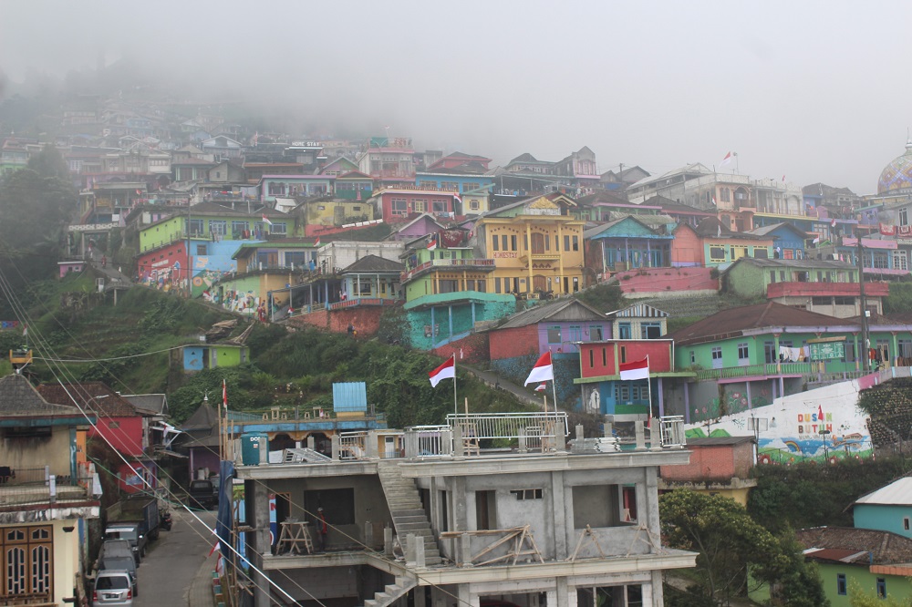 Objek wisata Nepal Van Java Magelang yang diselimuti kabut. Objek wisata pesona alam dan warna-warni rumah ini ramai dikunjungi wisatawan sejak Sabtu (25/1/2025)