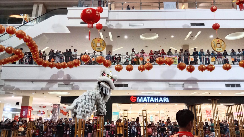 Ribuan pengunjung menyaksikan pertunjukan barongsai di Artos Mall Magelang pada Imlek tahun lalu.&nbsp;