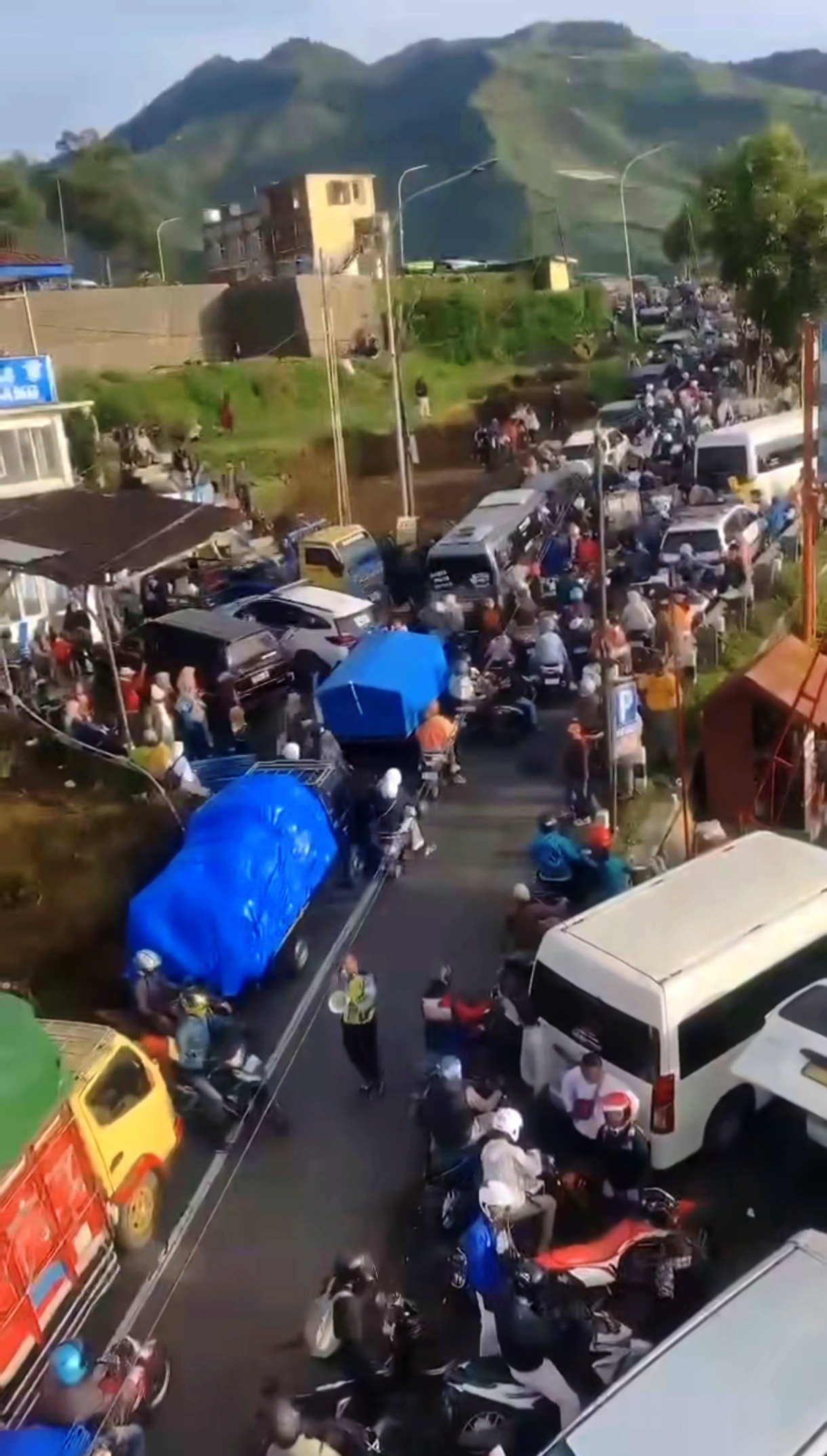 Macet di tanjakan 15 persen menuju Dieng membuat lalu lintas mengular.
