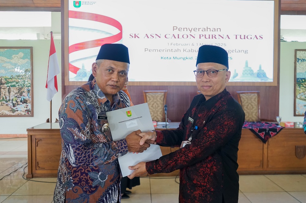 Sekda Kabupaten Magelang Adi Waryanto menyerahkan SK pensiun PNS yang memasuki purnatugas.  &nbsp;