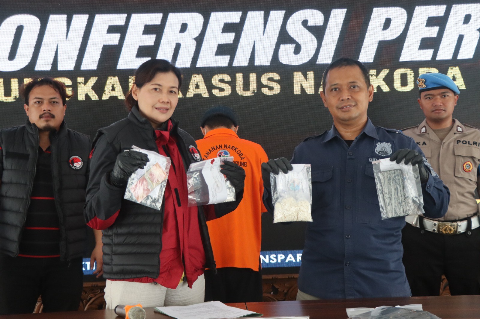 Anggota Satresnarkoba Polres Temanggung menunjukkan barang bukti obat keras pil Yarindo.