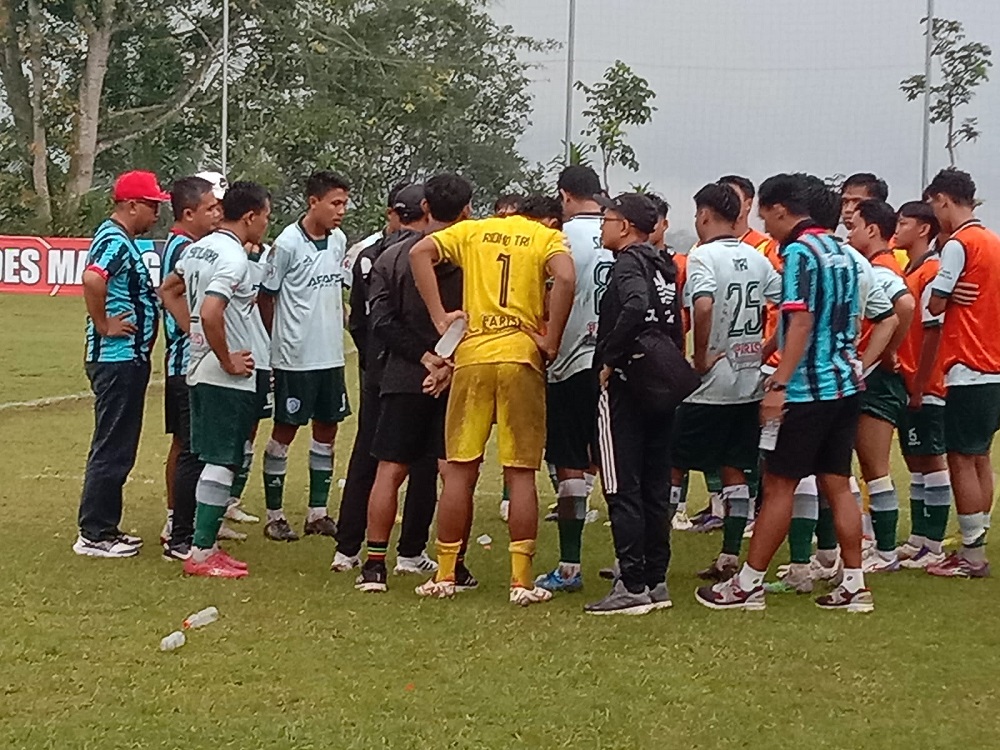 Para pemain Wijaya Kusuma mogok saat laga melawan PSIW di lapangan Tanggulasi Leksono, Minggu (26/1/2025).