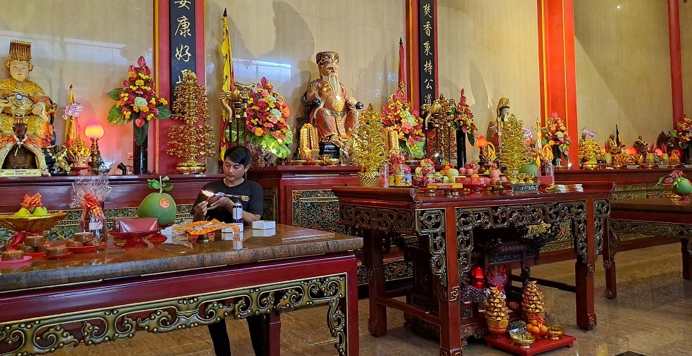 Persiapan menjelang perayaan tahun baru Imlek 2576 Kongzili di&nbsp;Kelenteng Liong Hok Bio Kota Magelang, Selasa (28/1/2025).