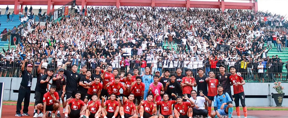 Para pemain PPSM Sakti Magelang merayakan kemenangan bersama suporter usai menang atas Persipur Purwodadi di Stadion Moch. Soebroto Kota Magelang, Minggu (26/1/2025).&nbsp;  &nbsp;