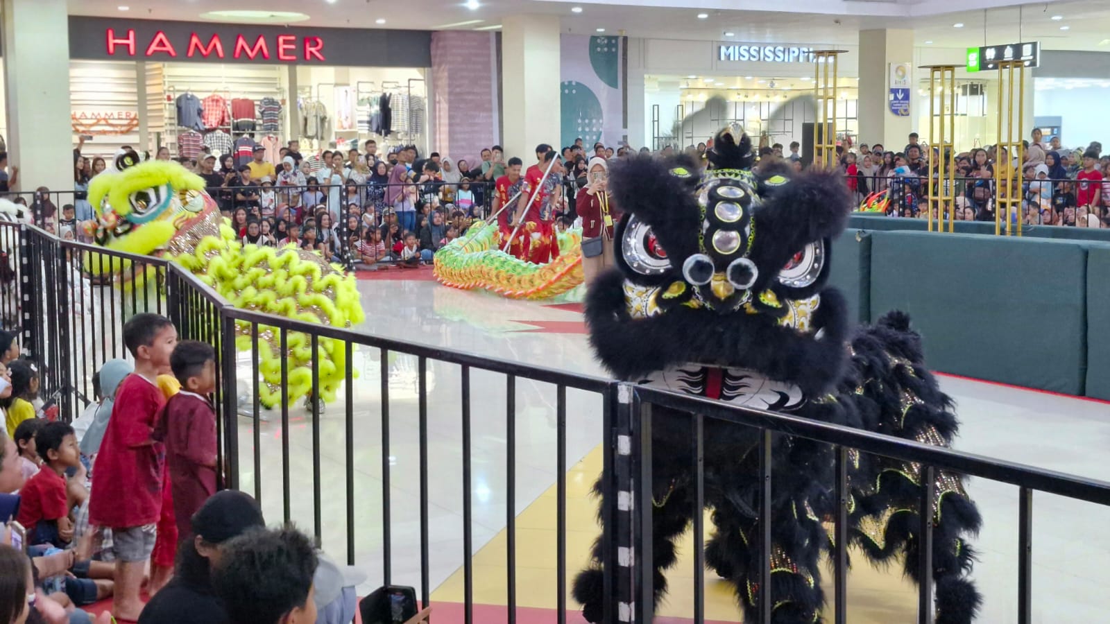Warga rela berdesak-desakan demi melihat barongsai lebih dekat di Artos Mall Magelang, Rabu (29/1/2025).