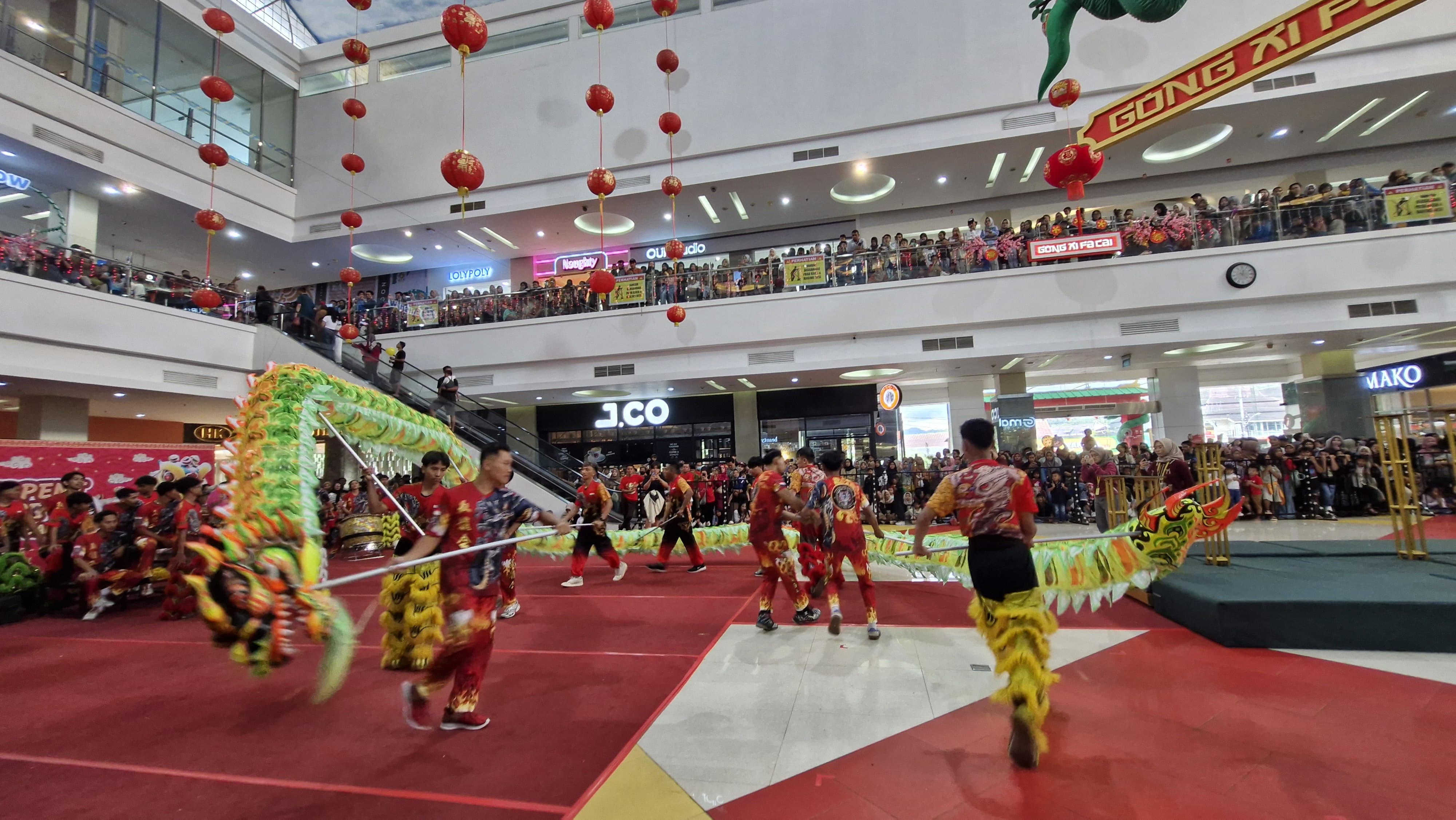Ribuan pengunjung Artos Mall Magelang antusias menyaksikan pentas akrobatik barongsai dan liong, Rabu (29/1/2025).