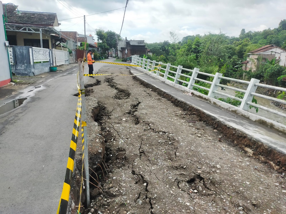 Jalan Talangsari RT 2 RW 1 Kelurahan Bendan Duwur, Gajahmungkur, Kota Semarang longsor.