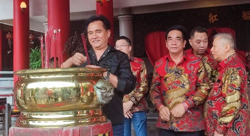 Menteri Koordinator Bidang Hukum, HAM, Imigrasi dan Pemasyarakatan, Yusril Ihza Mahendra saat berkunjung ke Kelenteng Sam Poo Kong Semarang, Rabu (29/1/2025).