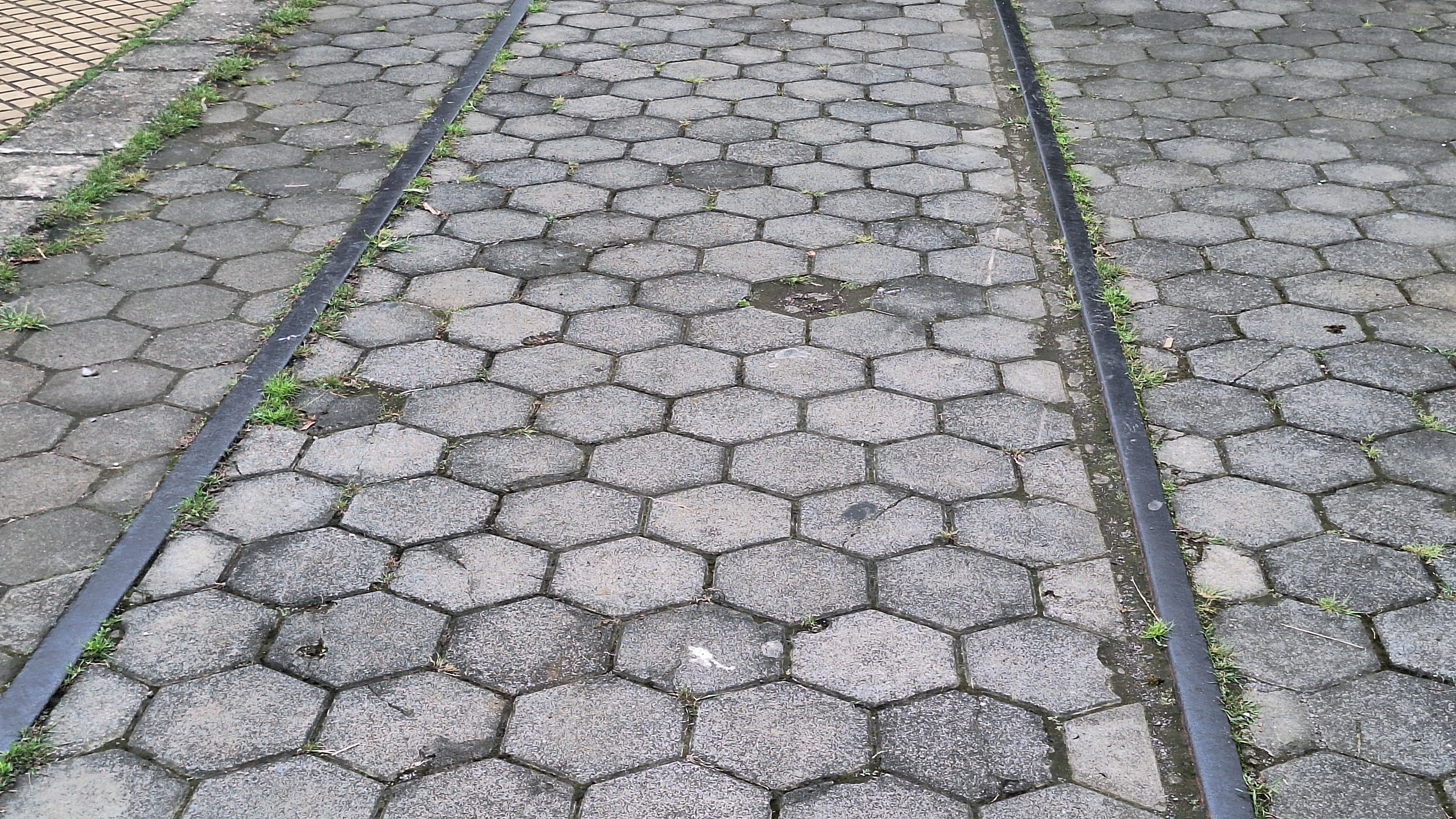 Bekas rel di depan gedung SMP Ma