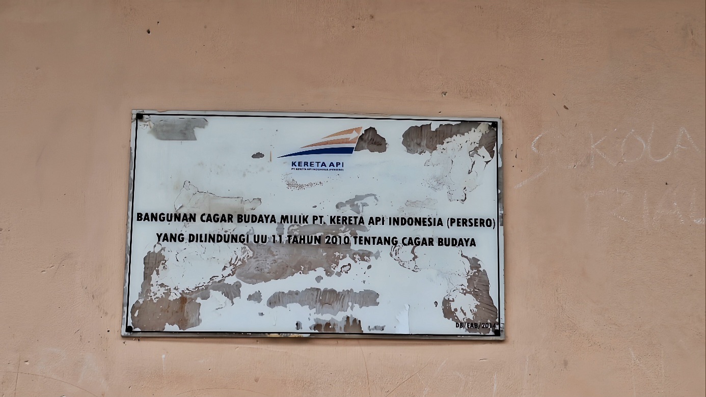 Plakat bangunan PT. Kereta Api Indonesia di gedung bekas stasiun yang sekarang menjadi SMP Ma