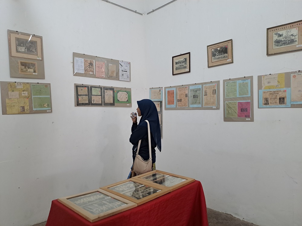 Salah satu wisatawan melihat-lihat sejumlah arsip dan foto-foto kebudayaan Tionghoa yang dipamerkan di Loka Budaya Kota Magelang, Selasa (28/1/2025).