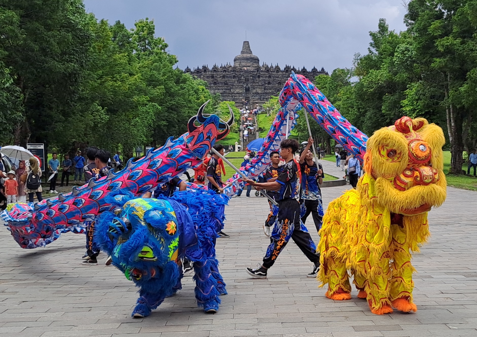 Atraksi barongsai di Marga Utama Kompleks Candi Borobudur untuk memeriahkan Tahun Baru Imlek, Rabu (29/1/2025).  &nbsp;
