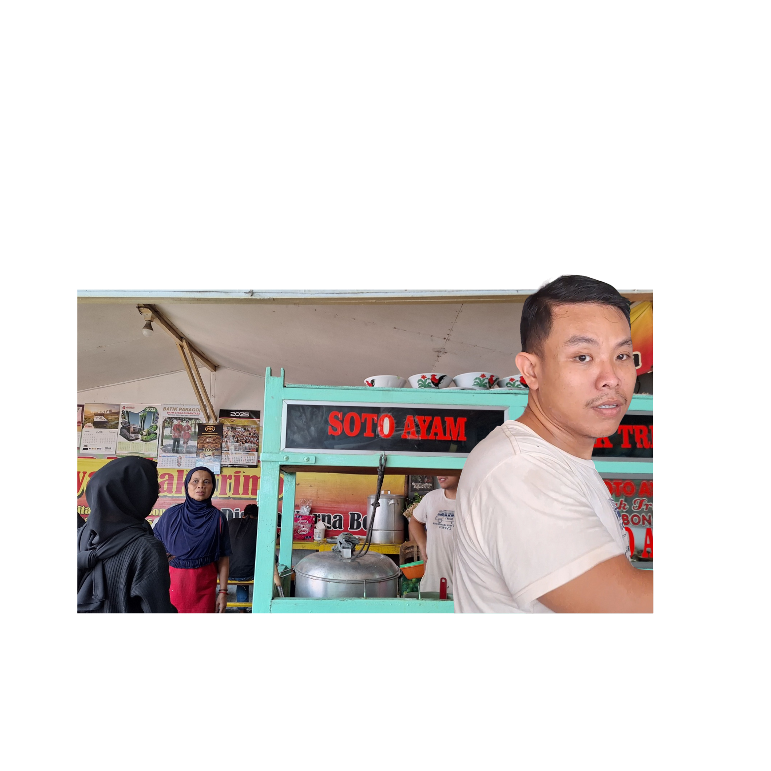 Warung soto Pak Trimo di gang sempit kota magelang (kaos cream adalah Arizal, anak Pak Trimo)