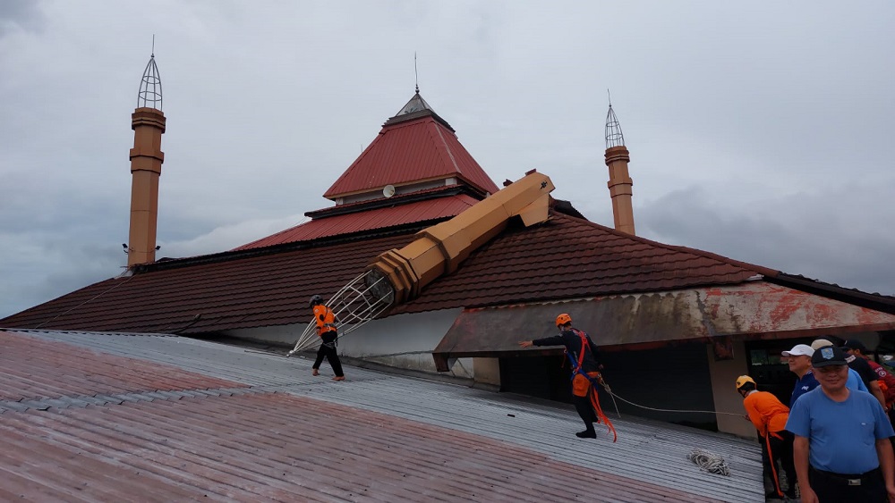 Tim BPBD saat mengevakuasi menara Masjid Agung Al Mabrur Kabupaten Semarang yang ambruk, Kamis (30/1/2025).