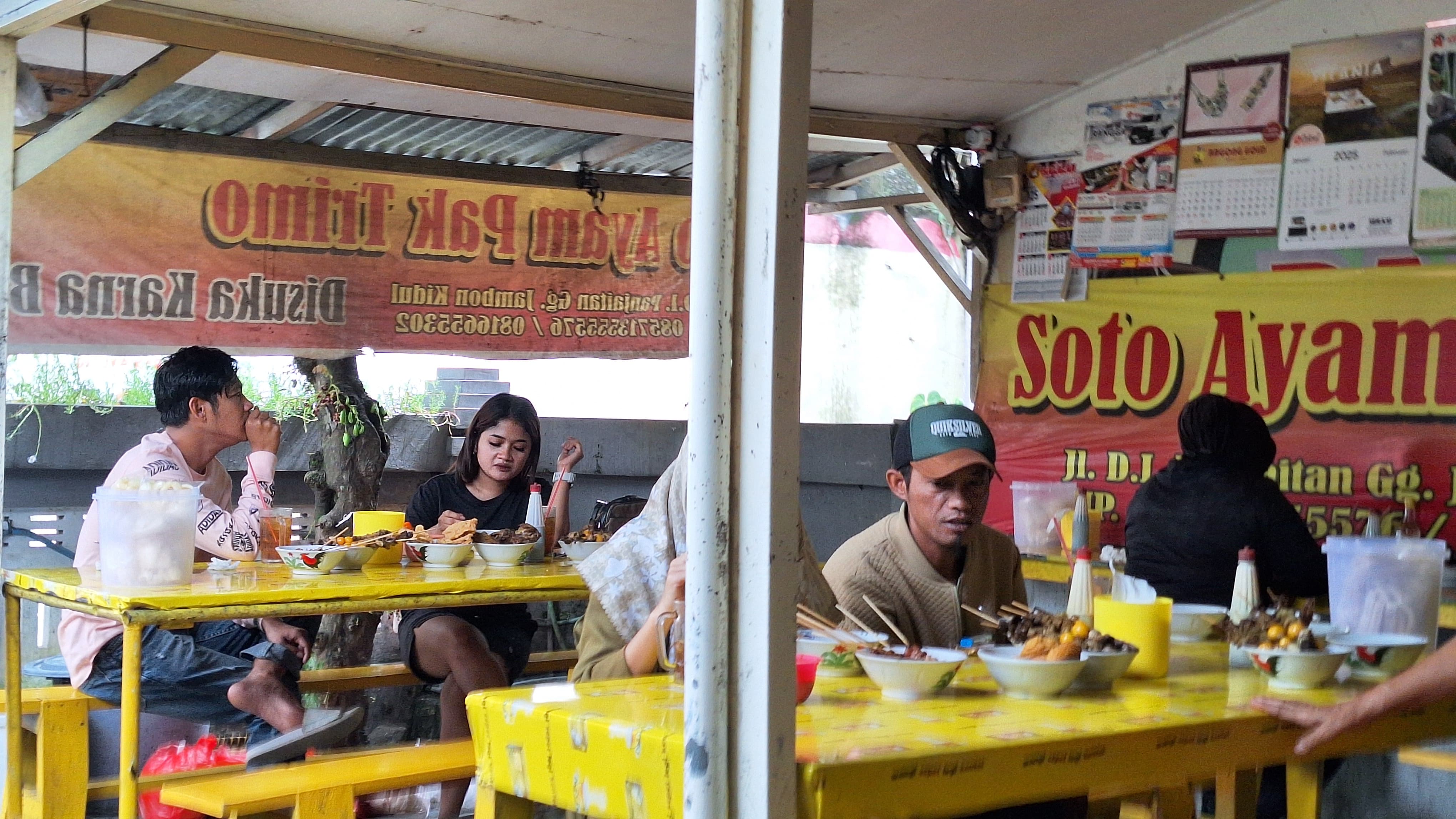 Nampak pembeli di warung soto Pak Trimo sedang menikmati hidangan