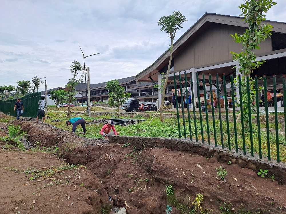 Para pekerja memperbaiki pagar Museum dan Kampung Seni Borobudur yang ambruk, Kamis (30/1/2025)