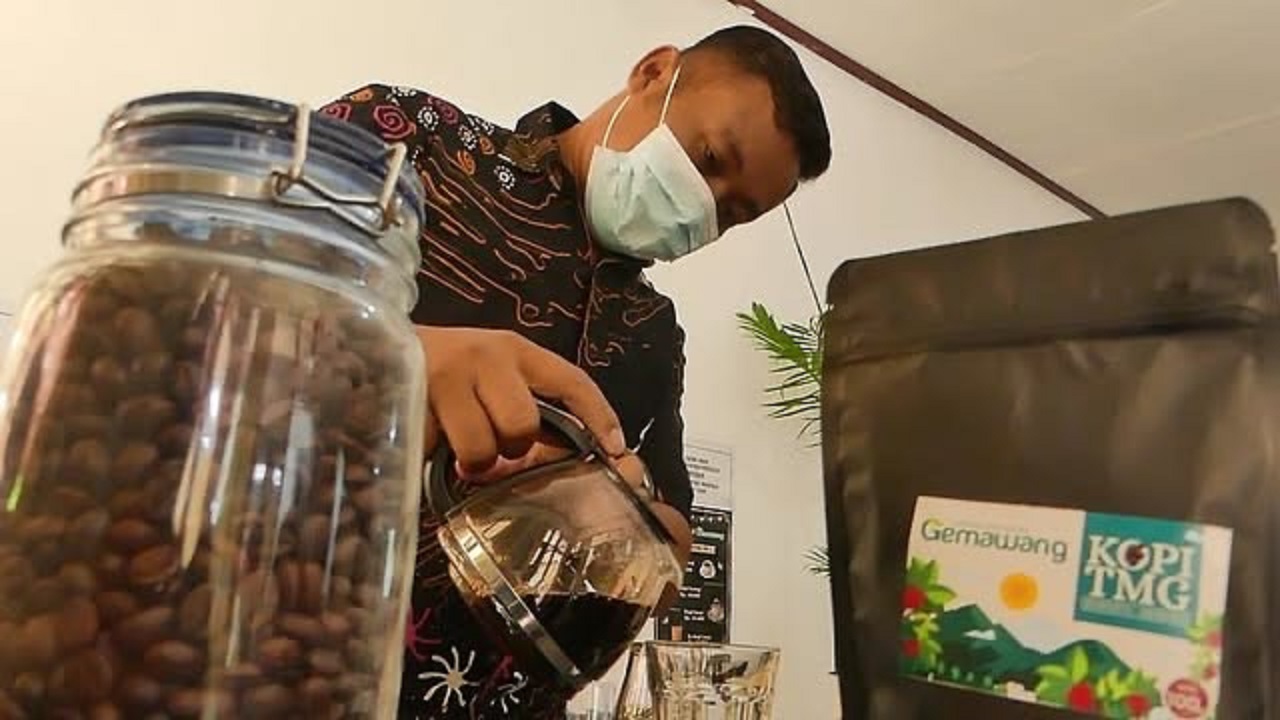 WargaTemanggung tengah membuat kopi.