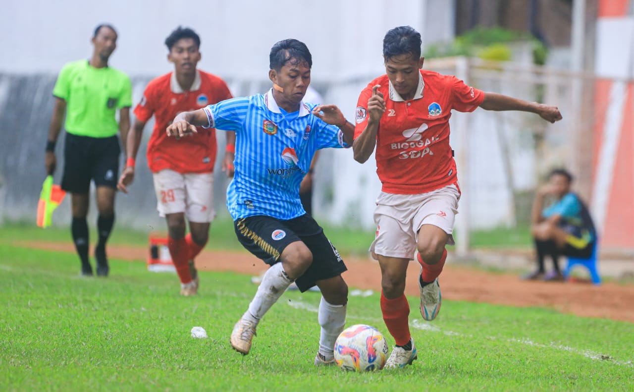 Pemain Persitema Temanggung (merah) berusaha menggiring bola ke gawang PSIW Wonosobo di Stadion Bhumi Pala, Rabu (29/1/2025).