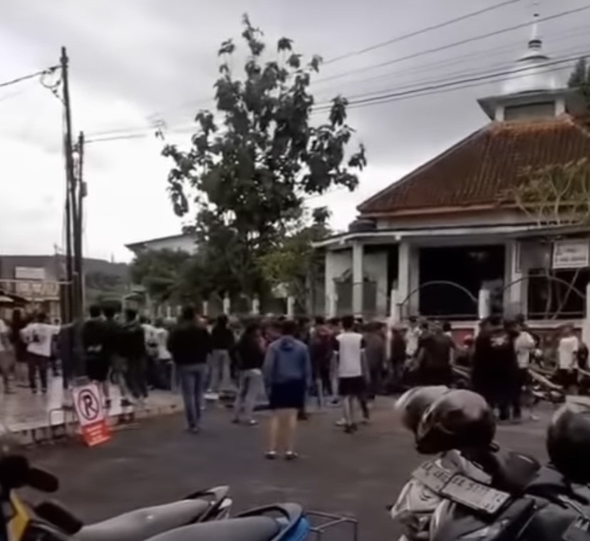 Tangkapan layar kericuhan antarsuporter Persitema dan PSIW Wonosobo di Stadion Bhumi Pala Temanggung, kemarin (29/1/2025)