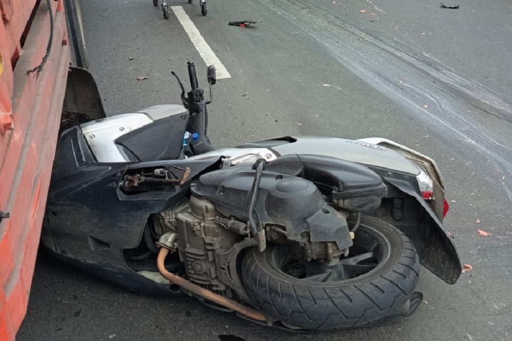 Sepeda motor Yamaha NMax yang dikendarai korban Hendro Pramono ikut terlindas truk saat kecelakaan di Jalan Siliwangi Semarang Barat, Jumat (31/1/2025).