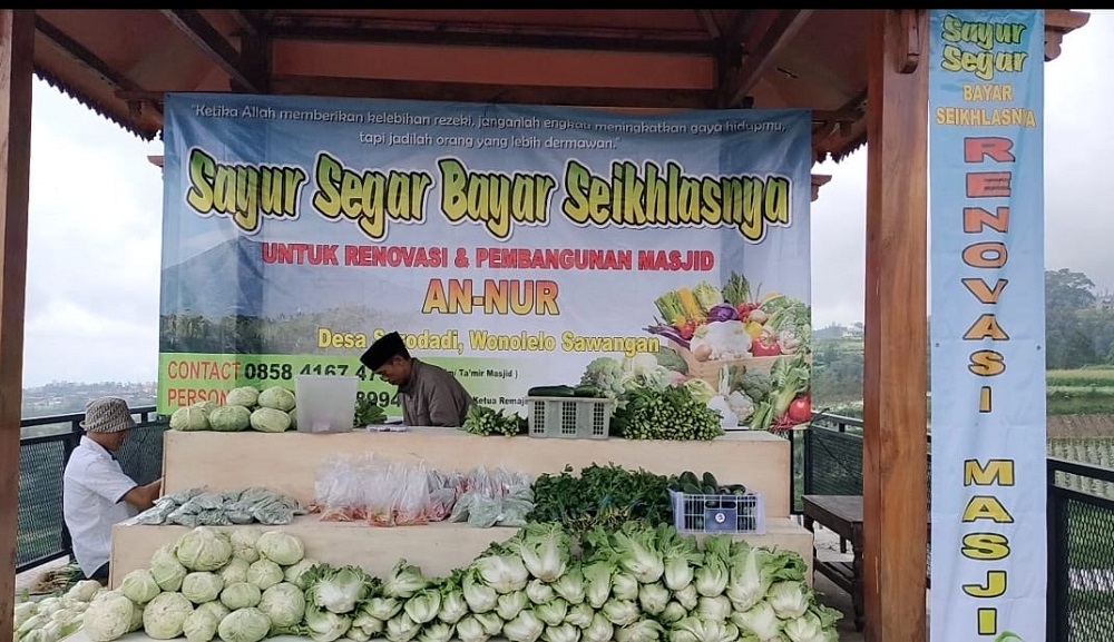 Warga Negeri Kahyangan, Kecamatan Sawangan, Kabupaten Magelang membuka warung sayur dengan konsep bayar seikhlasnya.