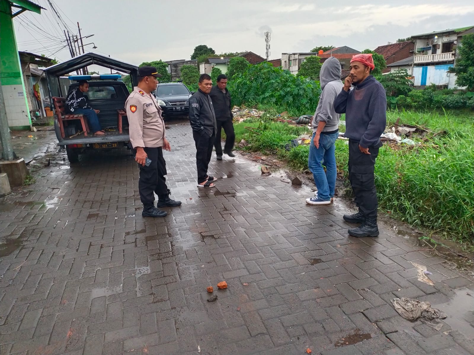 Polisi saat melakukan olah TKP tawuran antarwarga di Jalan Lodan Raya, tepatnya di samping boks sampah, Kelurahan Bandarharjo, Kecamatan Semarang Utara, Sabtu (1/2/2025).